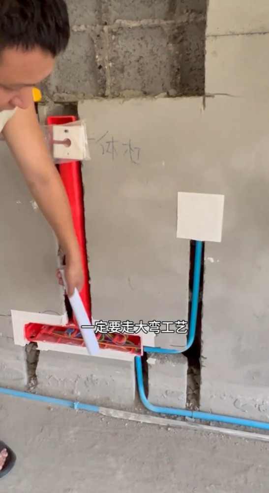 02 · 线盒、锁母与弯管 · 原图文第5张,现场视频截帧